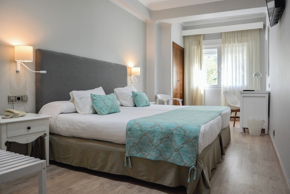 EXTERIOR, TWIN BEDS, CITY VIEW