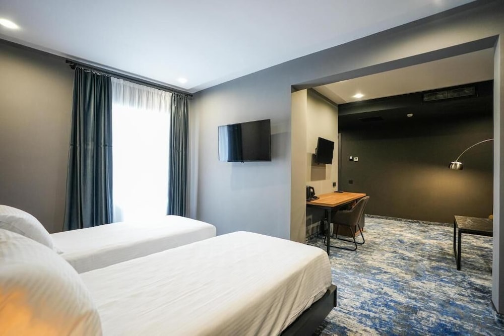 DELUXE, TWIN BEDS
