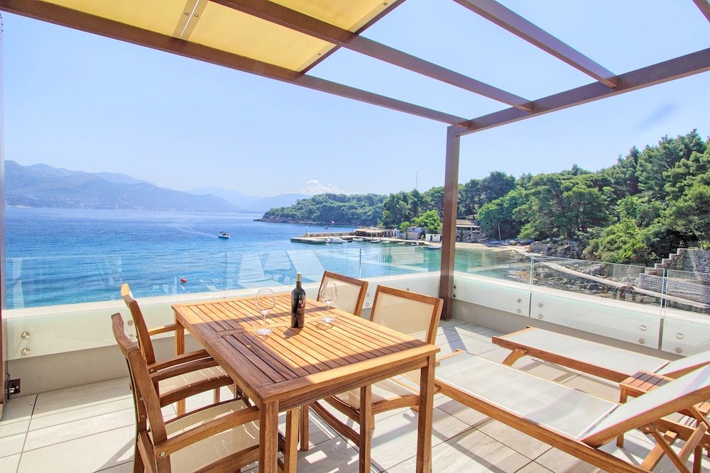 Kalamota Beach House 42/68