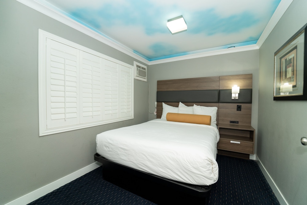 Hollywood Palms Inns & Suites 16/56