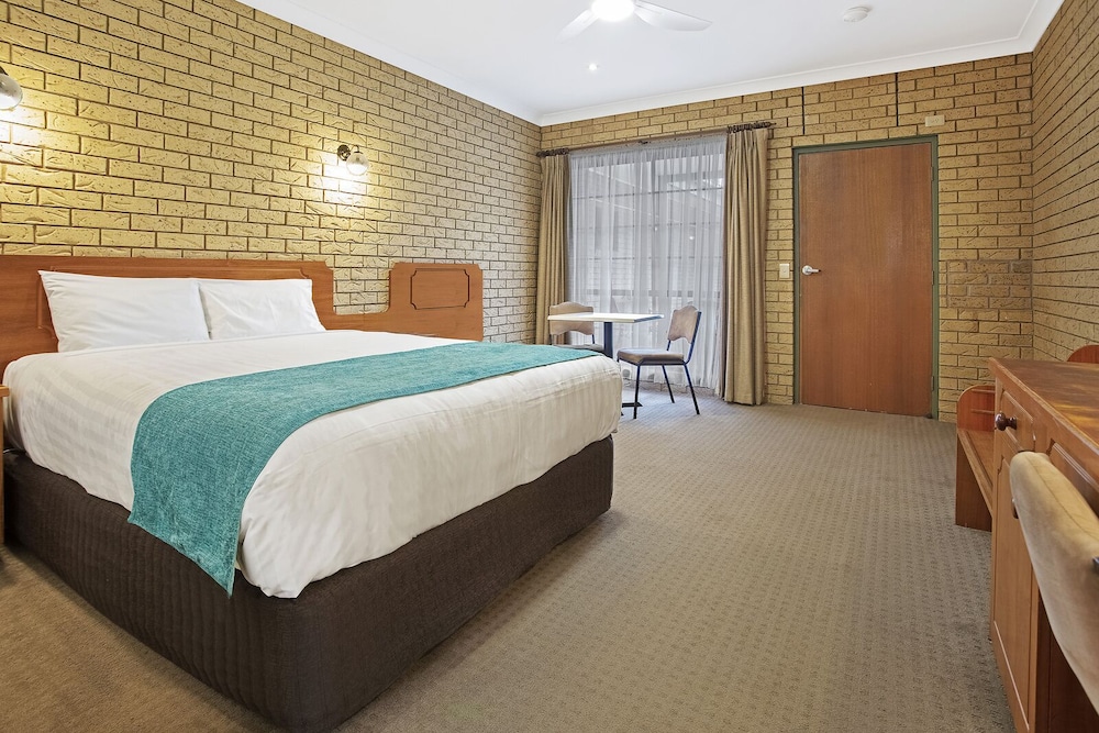 Manifold Motor Inn 10/26