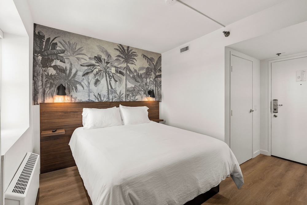 EAST, STUDIO, QUEEN BED