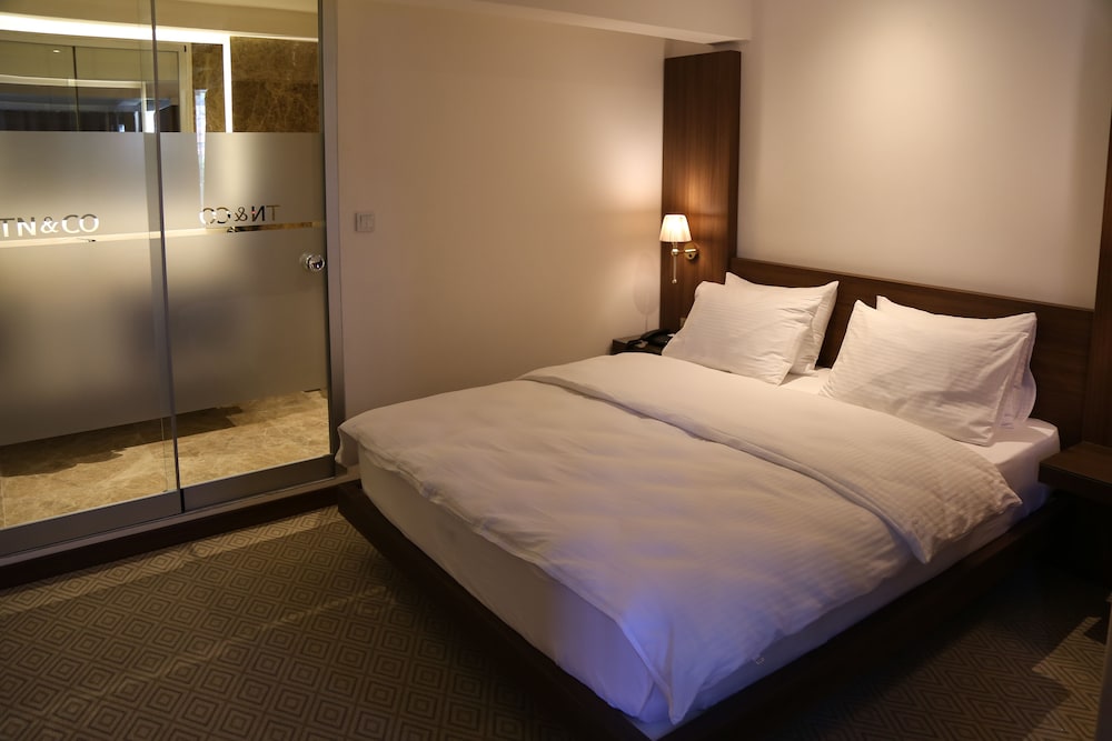 Tn&Co Hotel 5/27