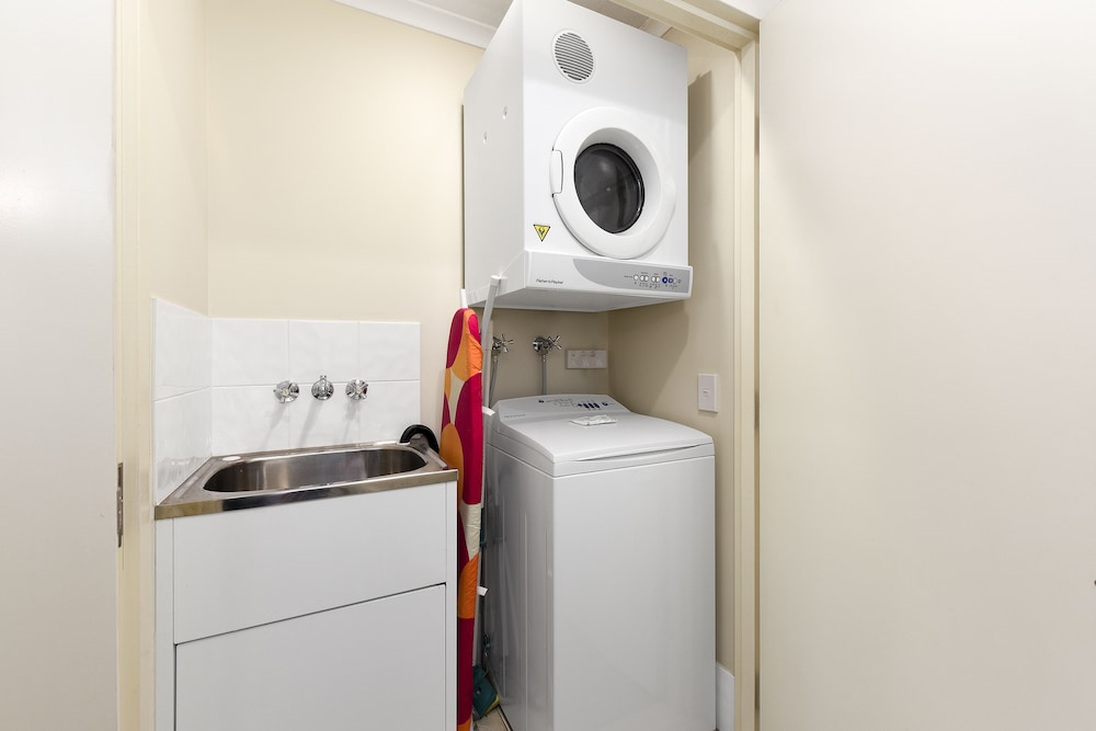 MACQUARIE WATERS BOUTIQUE APARTMENT HOTEL 26/26
