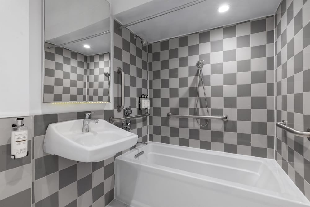 جناح بسرير كينج مع أريكة بمطبخ صغير لذوي الإعاقة، Best Western Premier Empire State Hotel 2/3