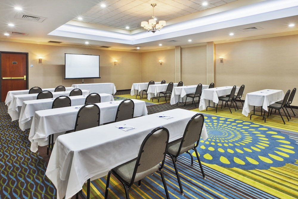 Holiday Inn Express & Suites Belleville (Airport Area) 42/50