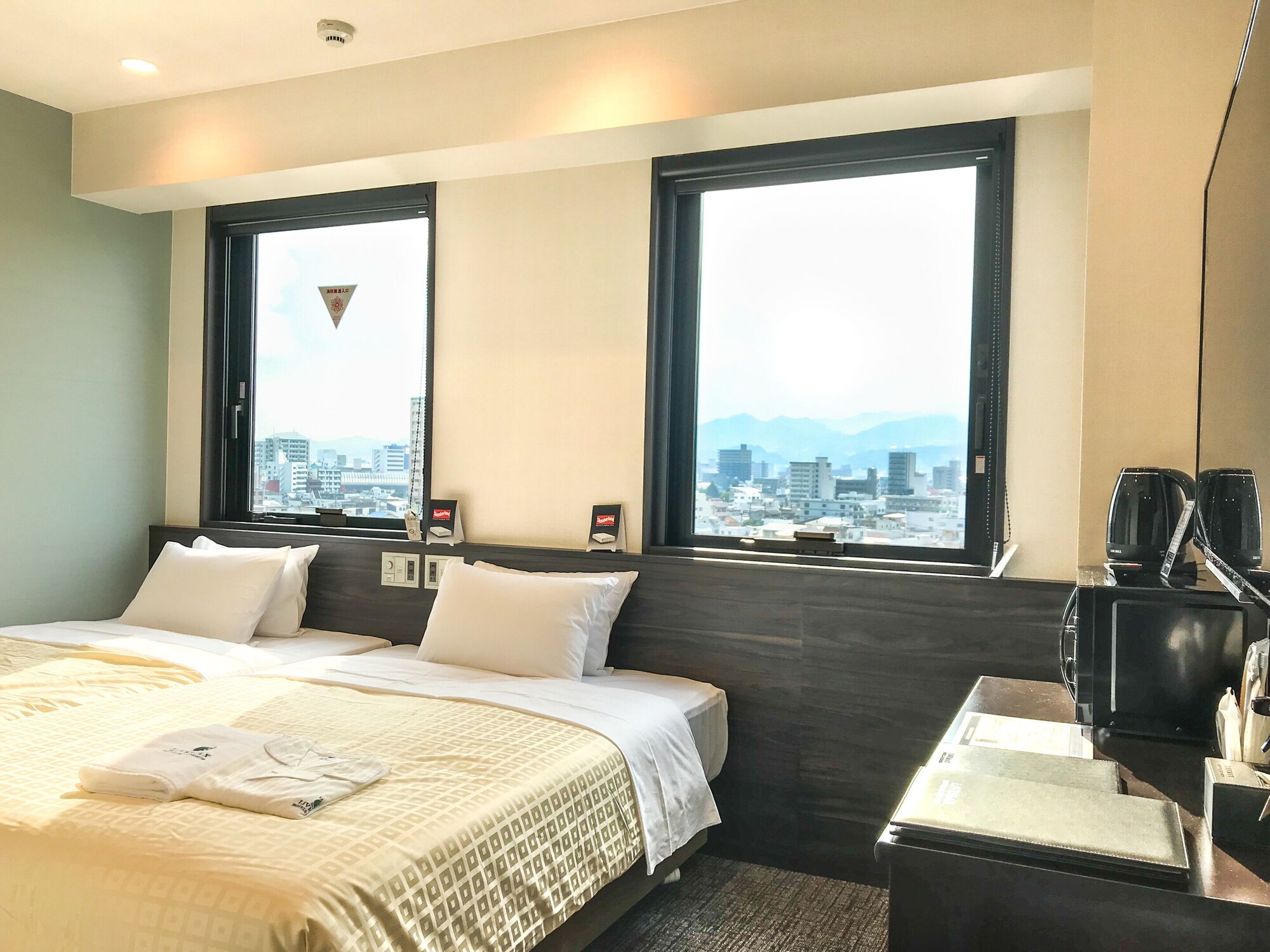 ROOM, TWIN BEDS