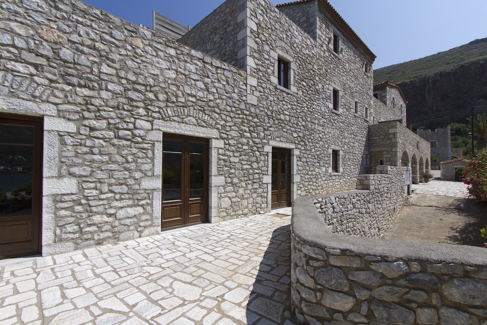 ITILO TRADITIONAL HOTEL 62/68