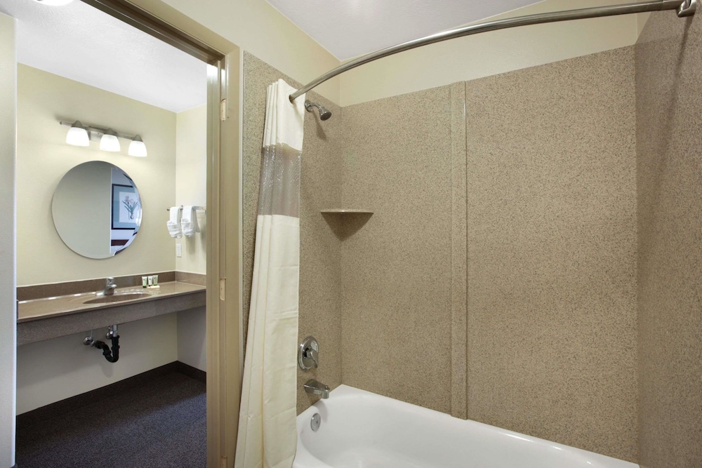 Days Inn by Wyndham Beaver 12/22