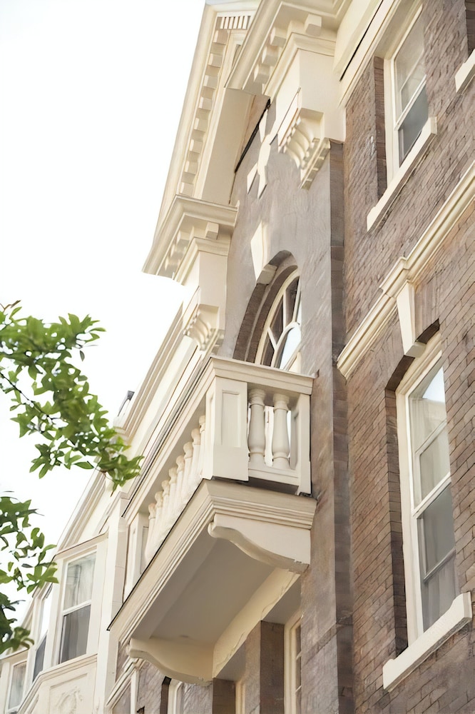 Victorian Hotel 4/74