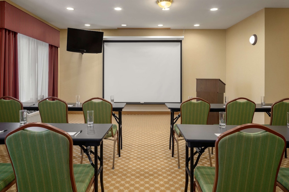 Country Inn Suites By Radisson Bloomington Normal Airport Il 24/29