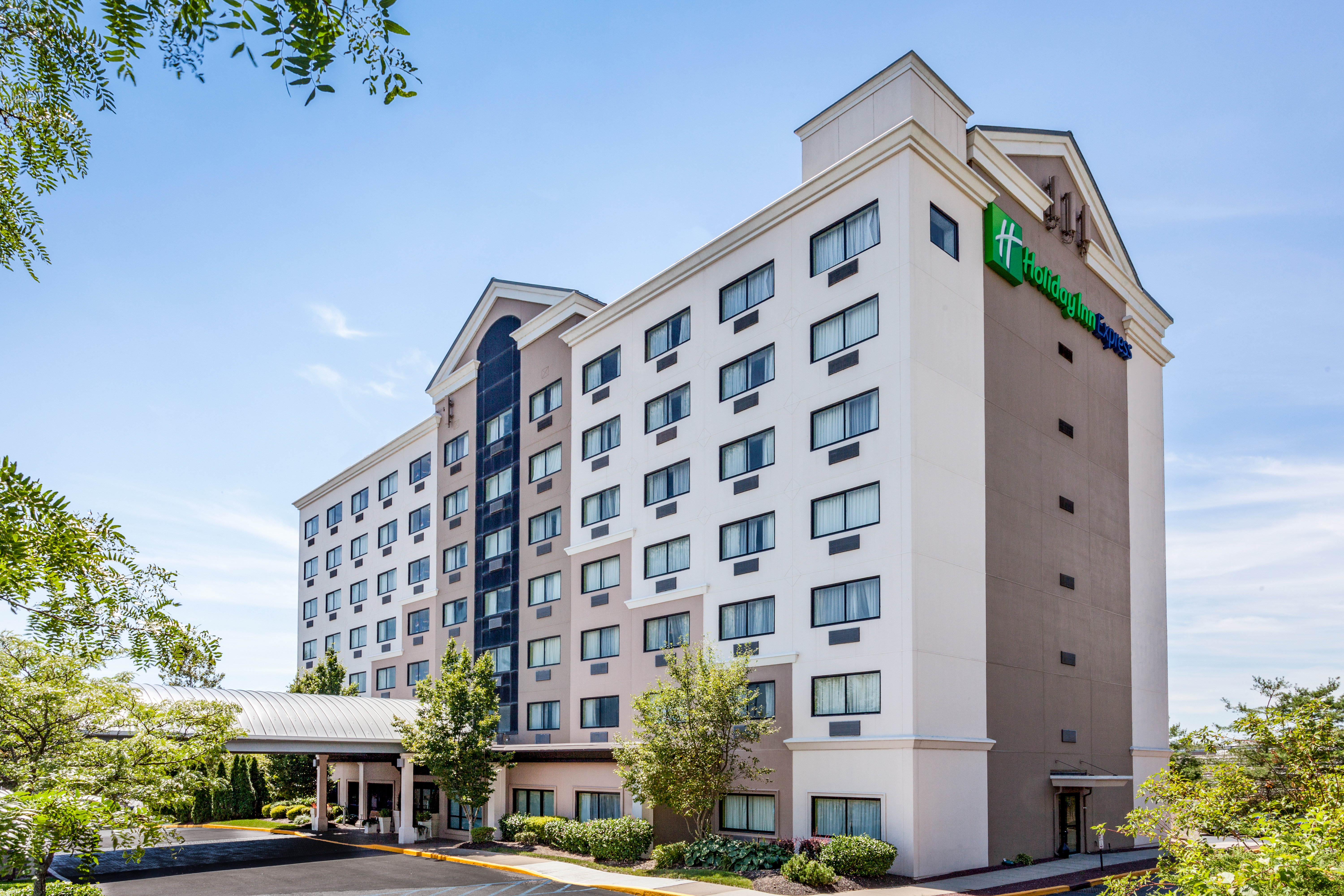 Holiday Inn Express Hauppauge-Long Island 4/66