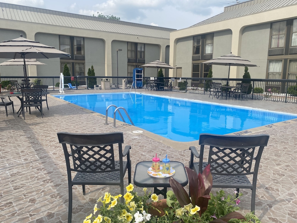 Clarion Inn and Suites Grand Rapids Airport 61/63