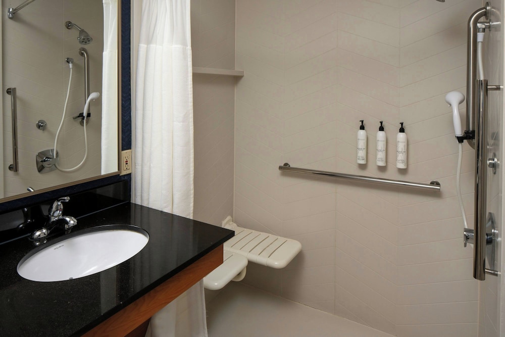 Fairfield Inn and Suites Jackson Airport 26/27