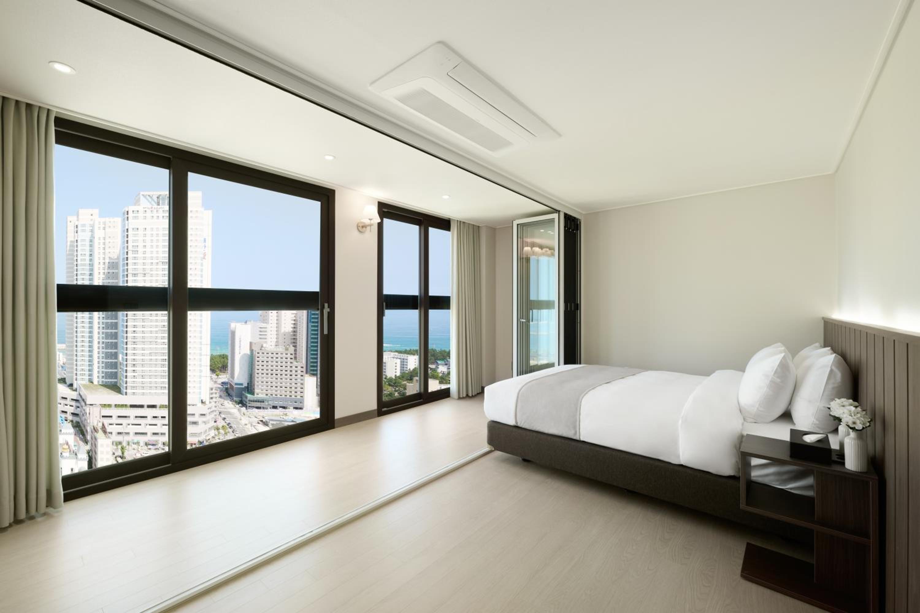 Deluxe Queen Ocean View