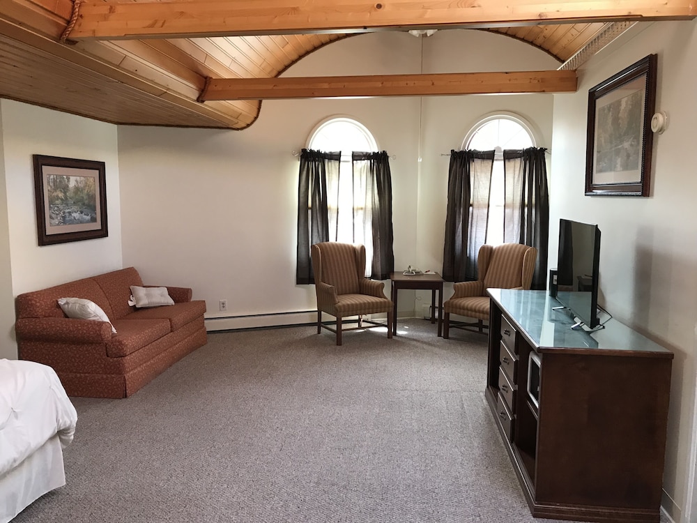 Pictured Rocks Inn & Suites 46/70