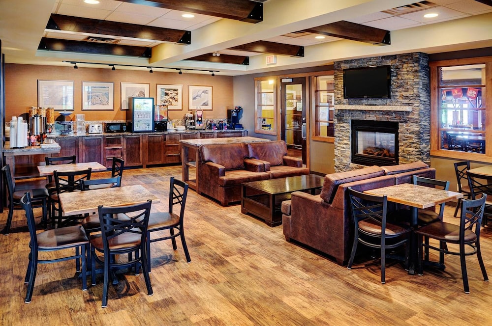 Lakeview Inn & Suites Fort Saskatchewan 24/28