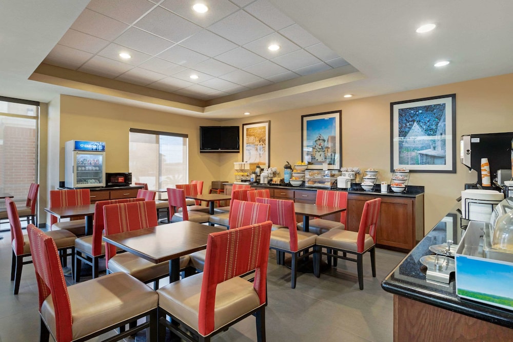 Comfort Inn and Suites Port Arthur Port Neches 24/33