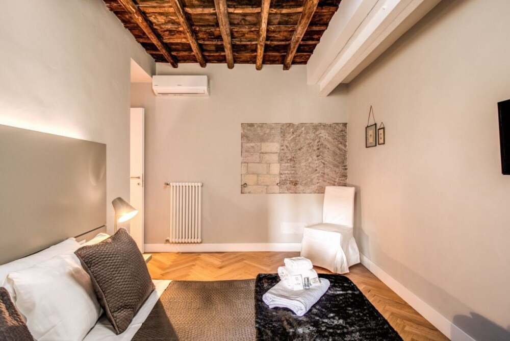 Trevi Fountain Superior 3 bdr apartment 12/49