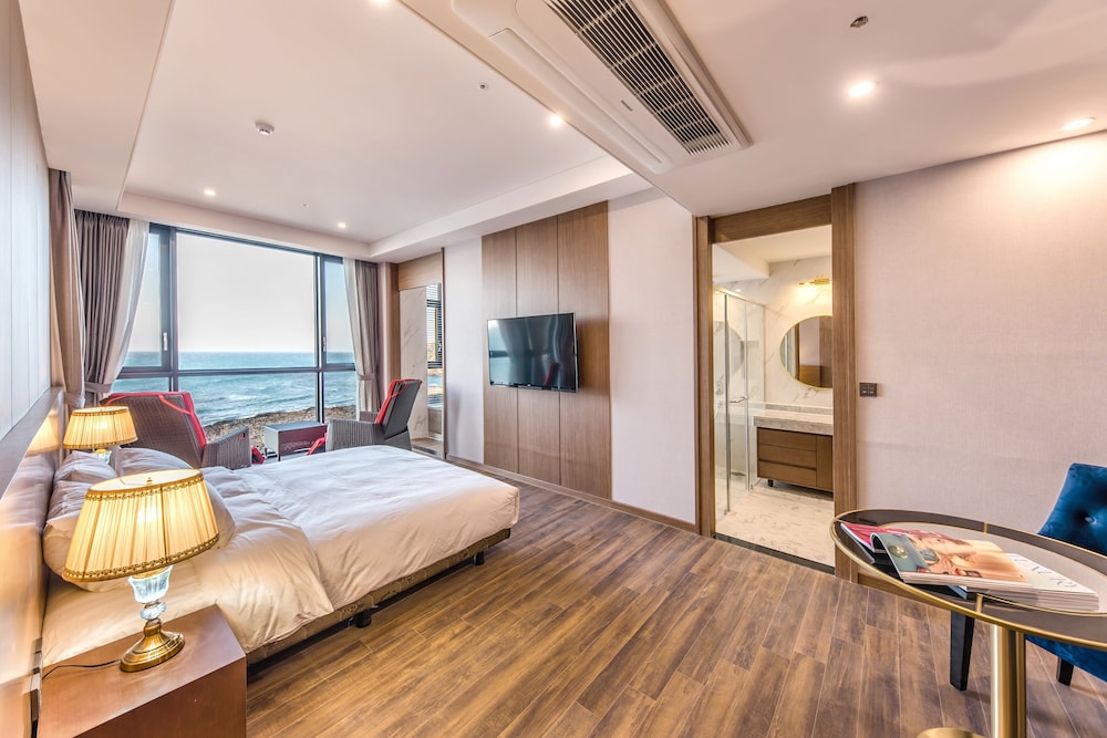 Royal, Ocean, Family, Suite, 1 King and 2 Queen Beds