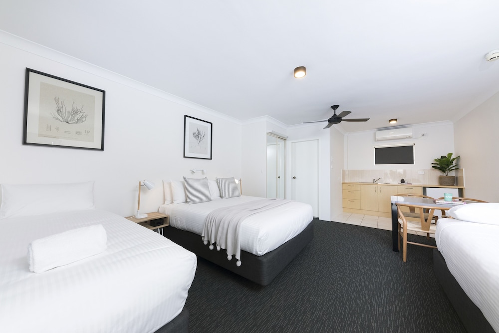 HOTEL FORSTER(FORMERLY LAKESWAY MOTOR INN) 17/65
