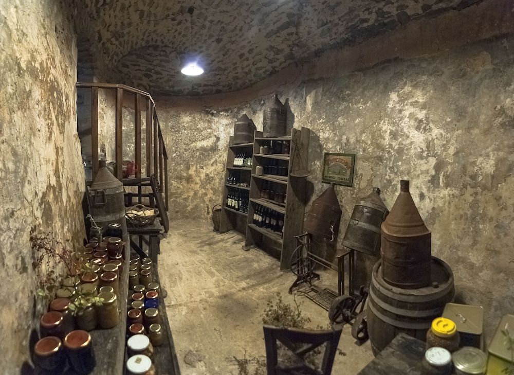Pyrgos Petropoulaki 33/50