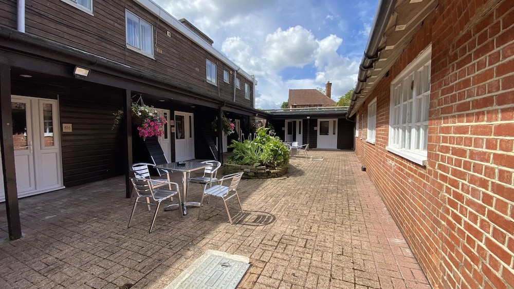 Russ Hill Hotel Gatwick 52/62