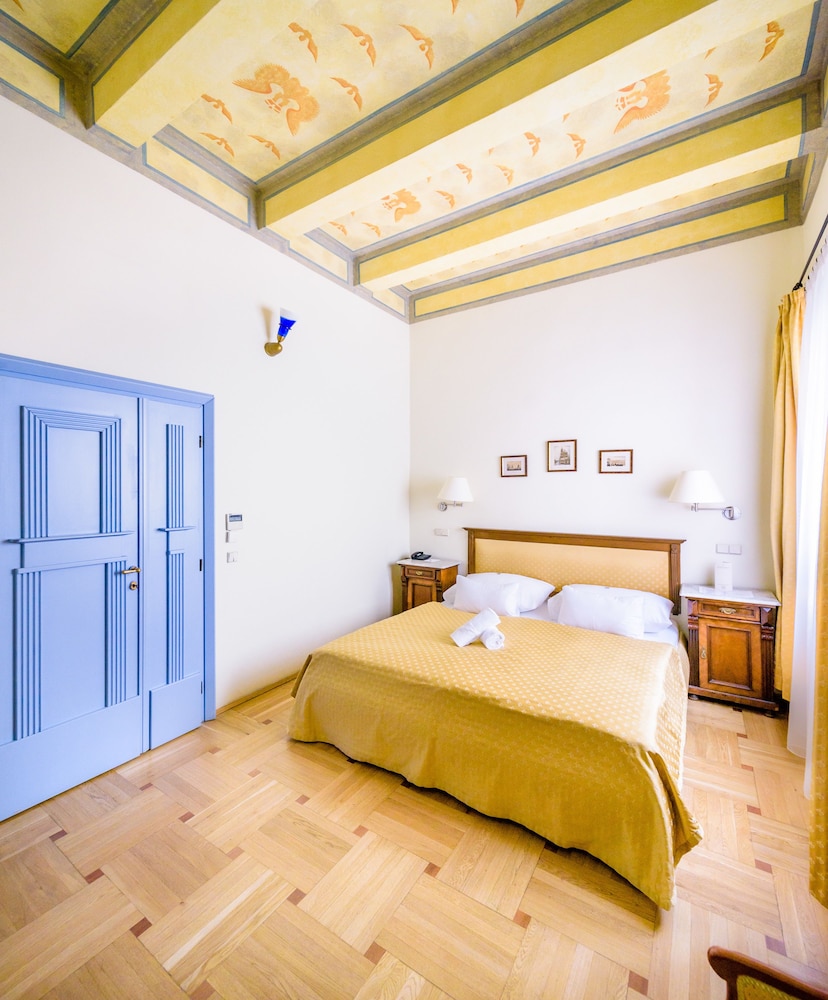 DELUXE, DOUBLE OR TWIN BED