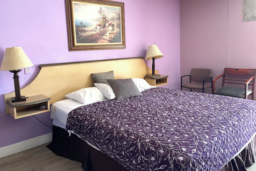 ROOM, KING BED, SMOKING