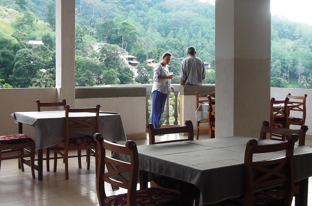 Majestic Tourist Hotel 39/49