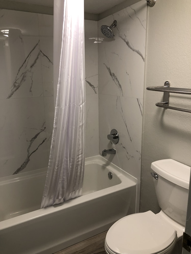 All Seasons Inn & Suites 13/41
