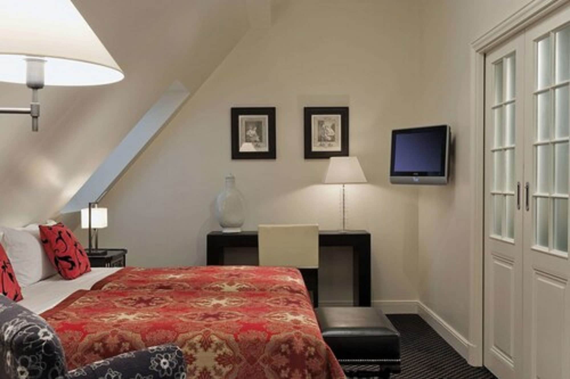 2 ROOMS, PENTHOUSE SUITE, 2 BATHROOMS, LIVING AREA