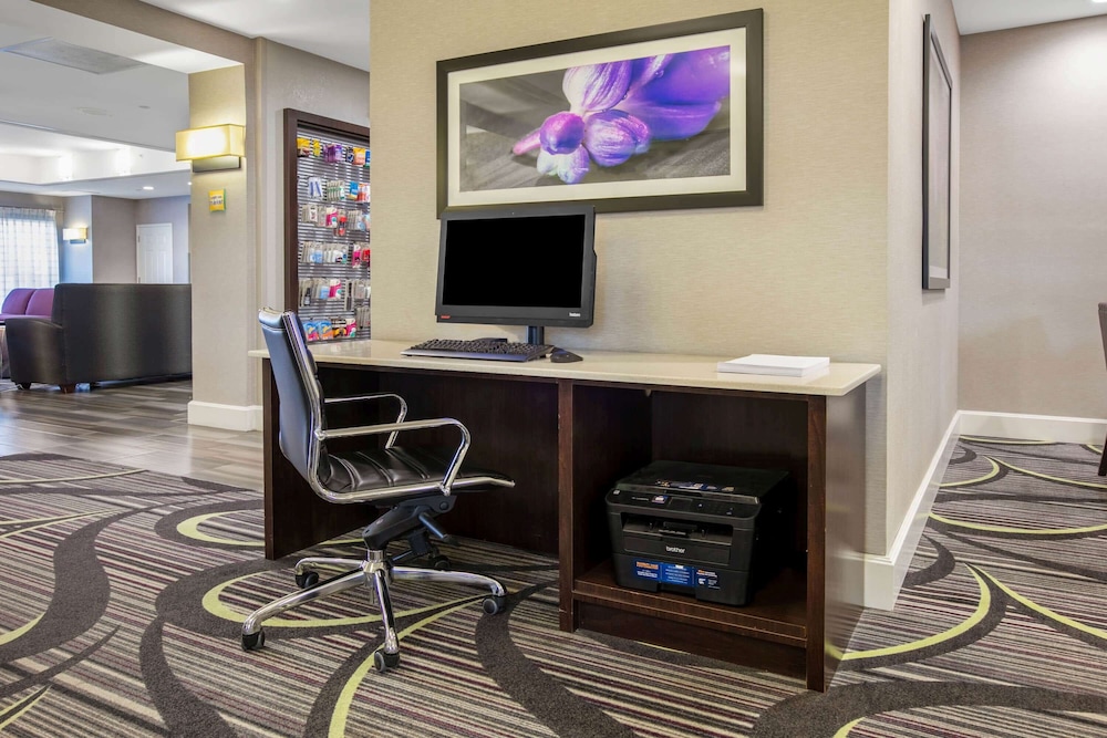 La Quinta Inn & Suites by Wyndham DFW Airport South / Irving 45/52