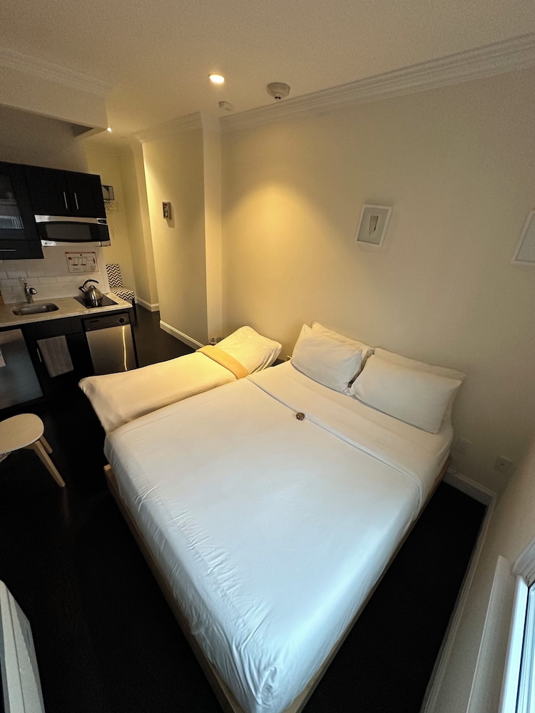 DELUXE, QUEEN BED, KITCHENETTE
