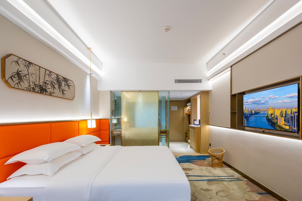 DELUXE, KING BED