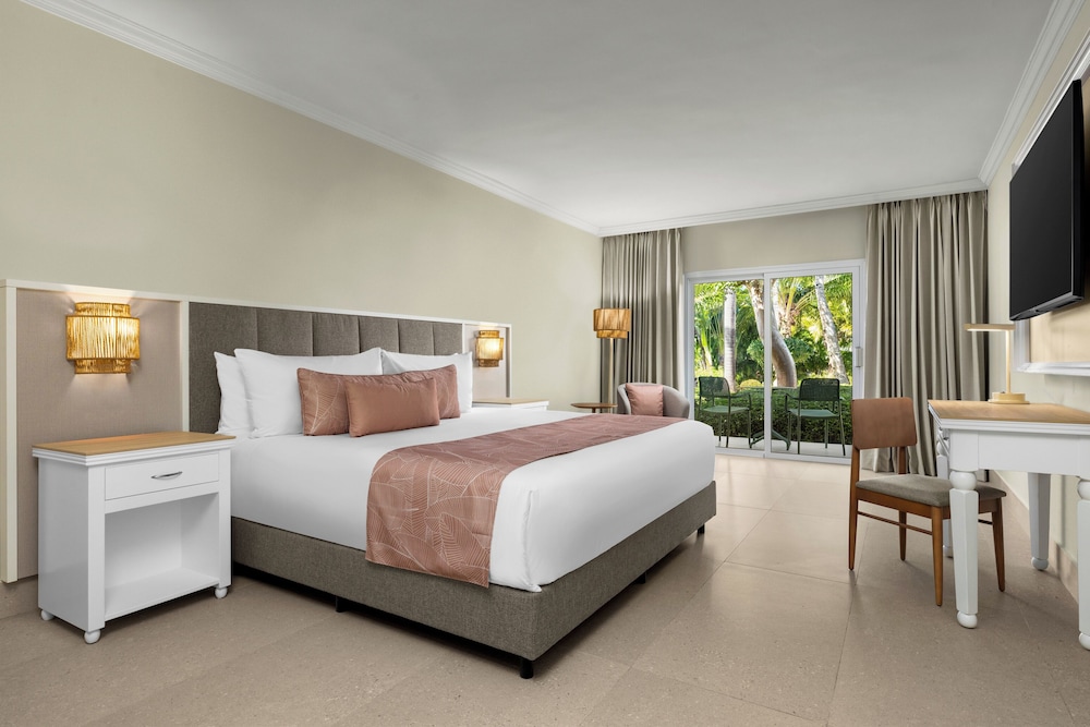 POOL, WALKOUT, STANDARD, KING BED, TROPICAL VIEW