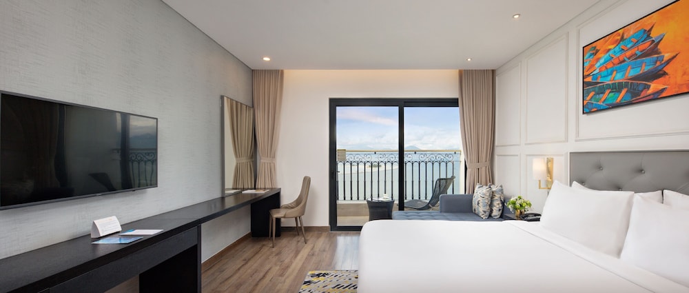 2 BEDROOMS, SUITE, CORNER