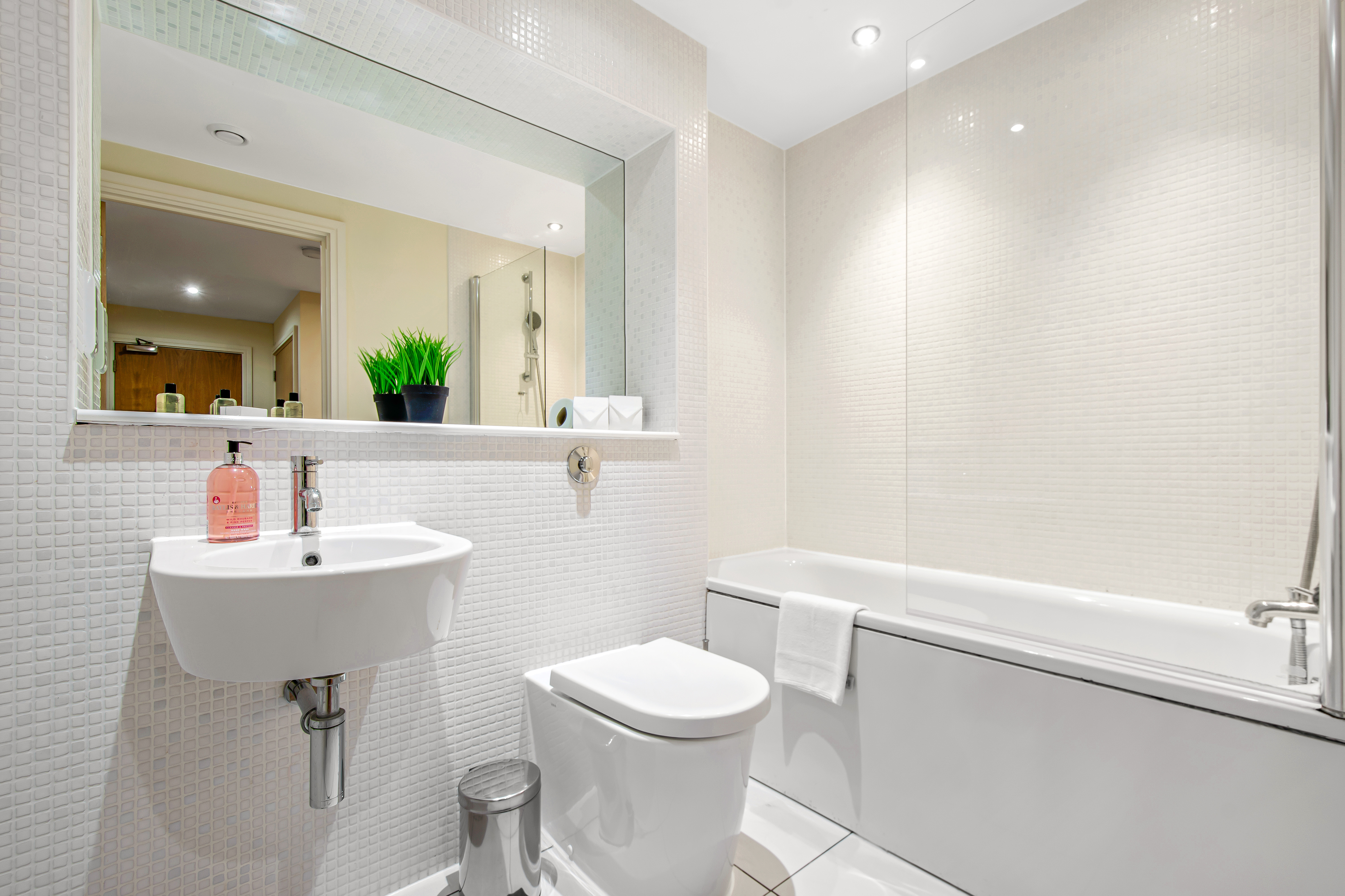 Luxurious Lanterns Court Two-Bedrooms Apartments 47/50
