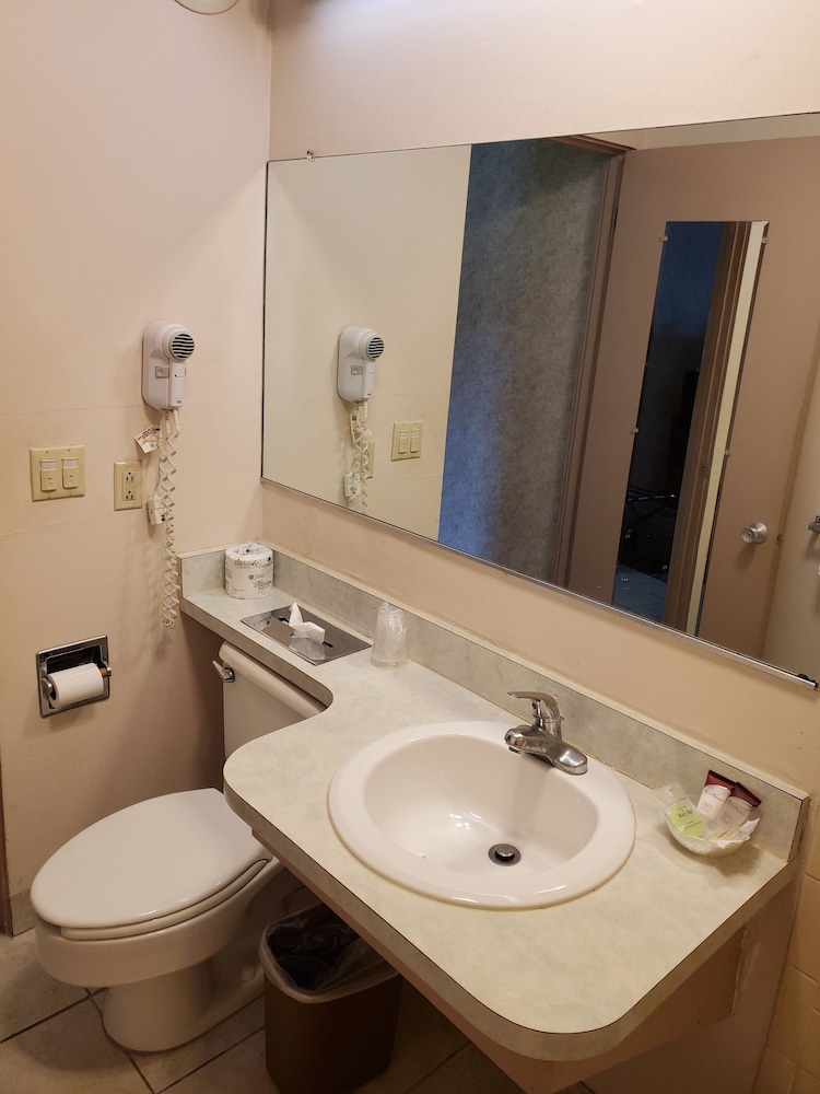 Richmond Inn & Suites 18/36