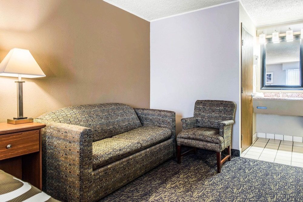 Quality Inn Austintown-Youngstown West 15/35