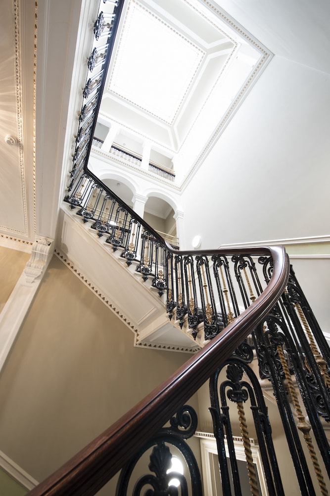Grosvenor Suites 24/46