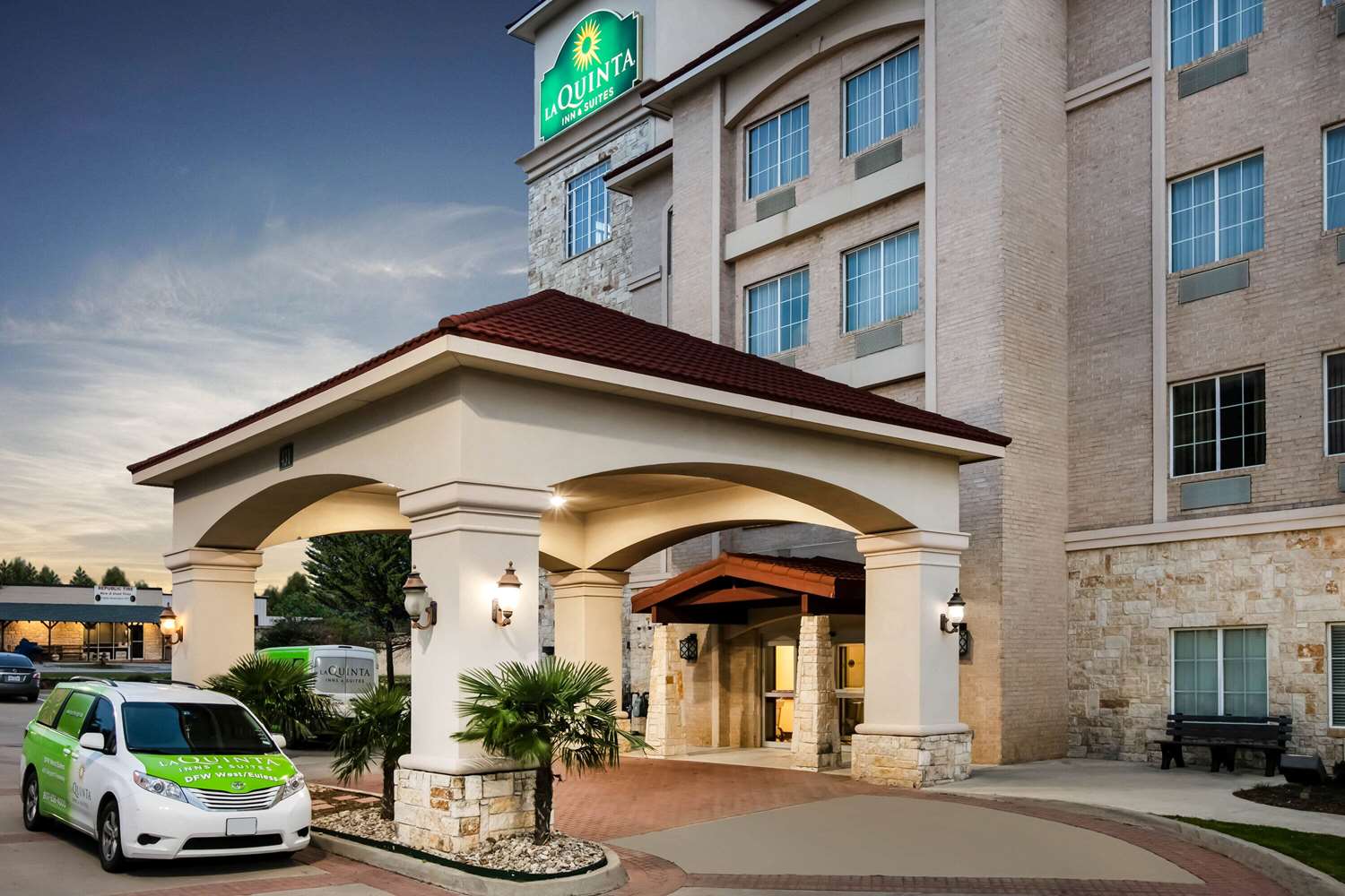 La Quinta Inn and Suites by Wyndham DFW Airport West - Euless 62/65