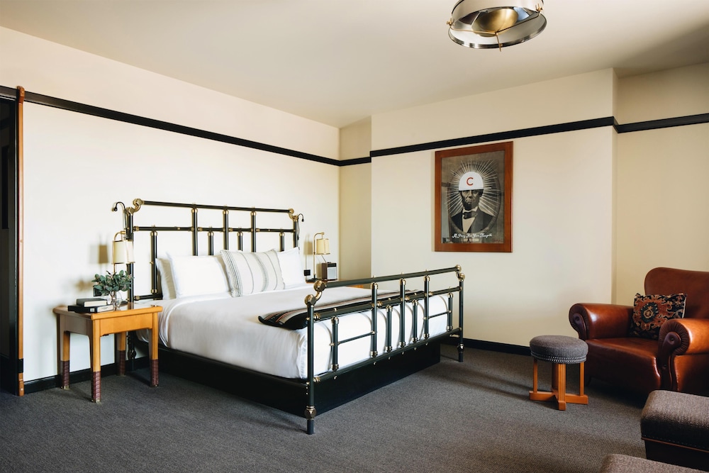 MILLENNIUM, JUNIOR SUITE, KING BED, WITH VIEW