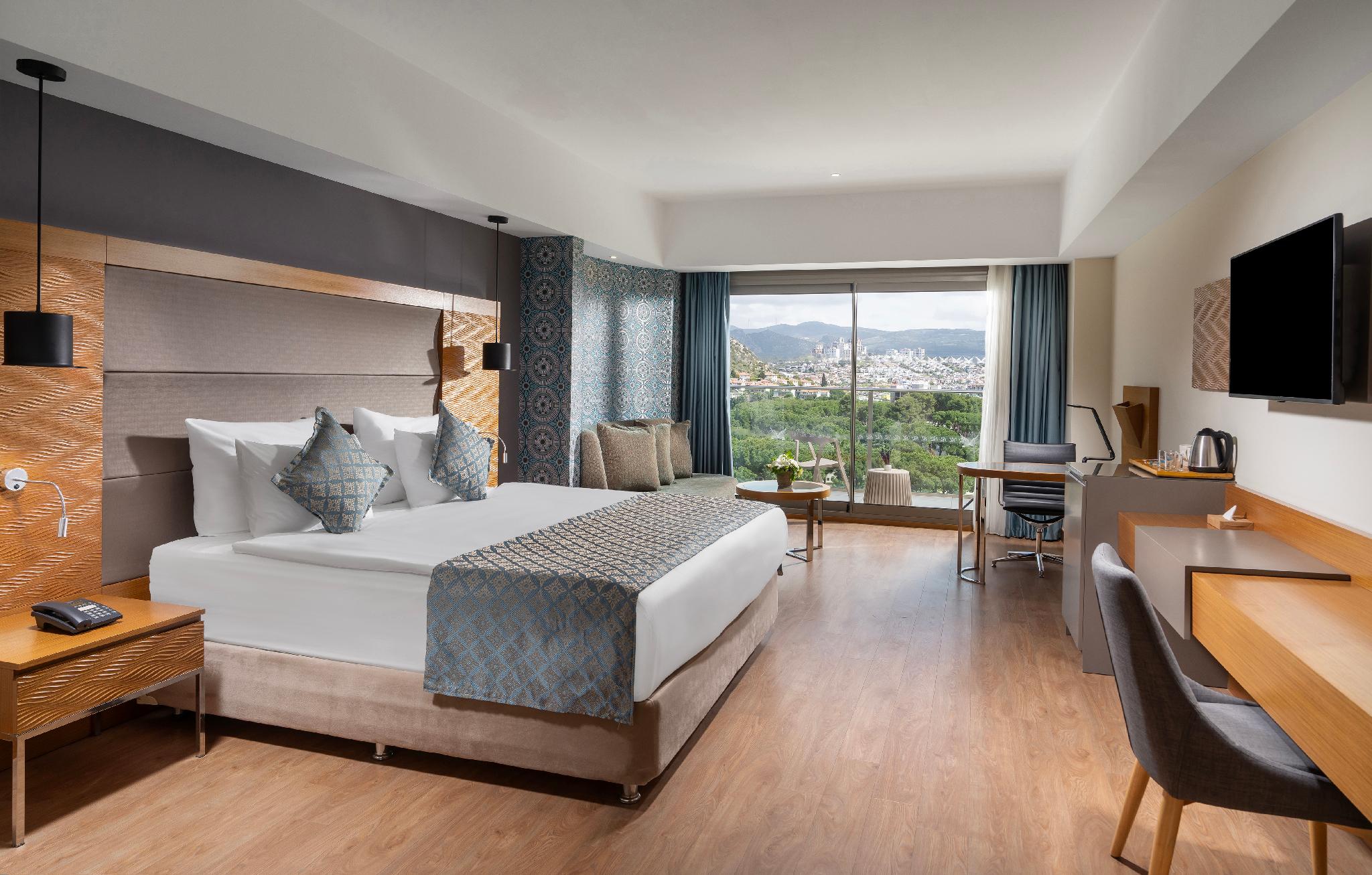 Superior, Double Bed, Lateral Side Sea View, Balcony
