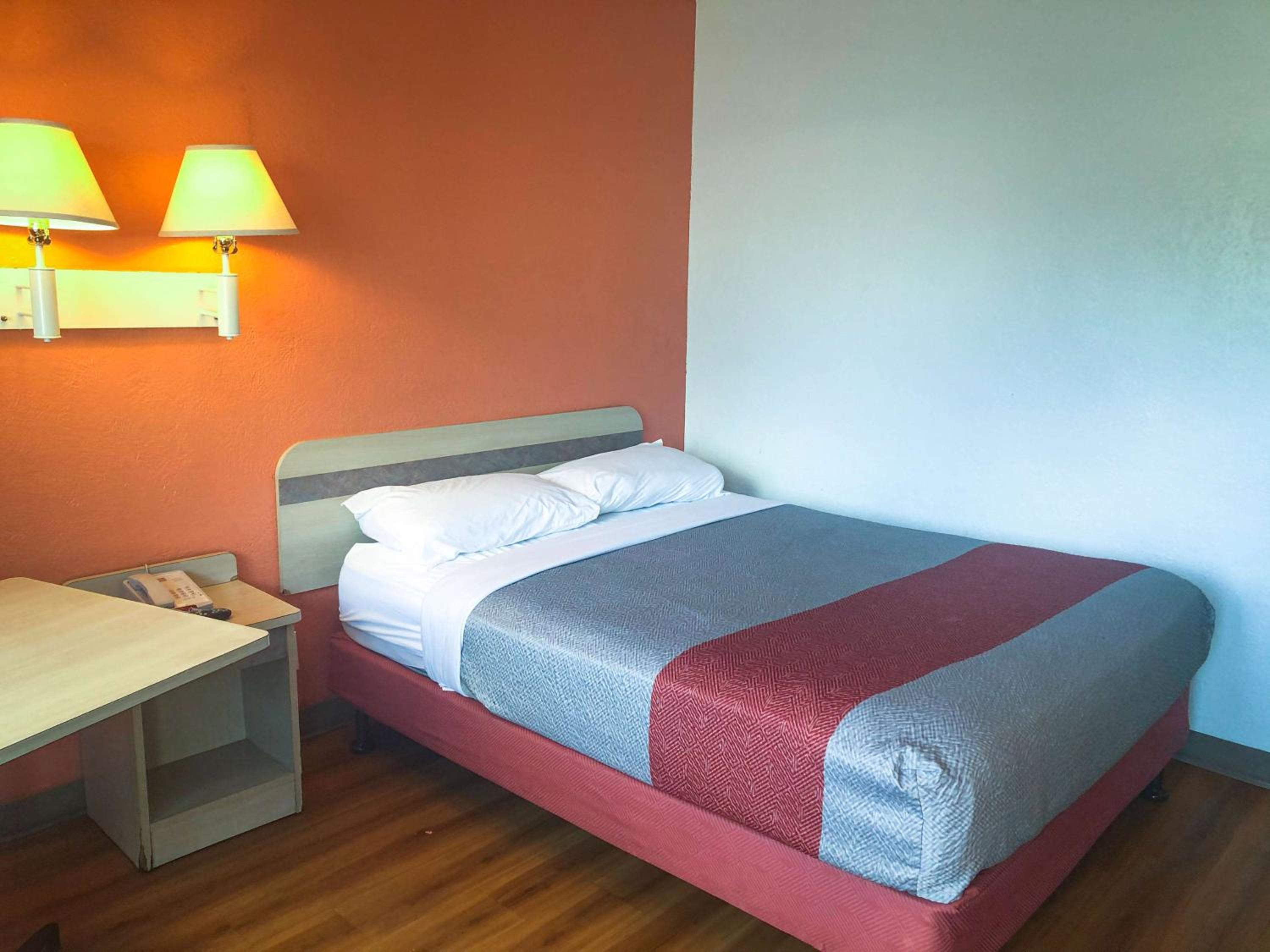 1 Full Bed - Micfridge، Motel6 Jacksonville, FL - Orange Park 7/10