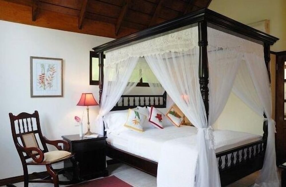 SPRING HOUSE BEQUIA 11/50