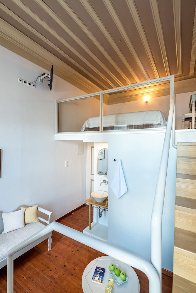 Amphora Hotel 50/50