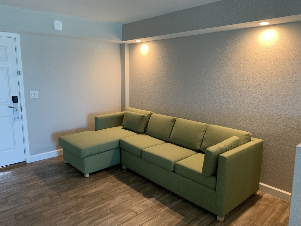The Boardwalk Inn Suites 24/50