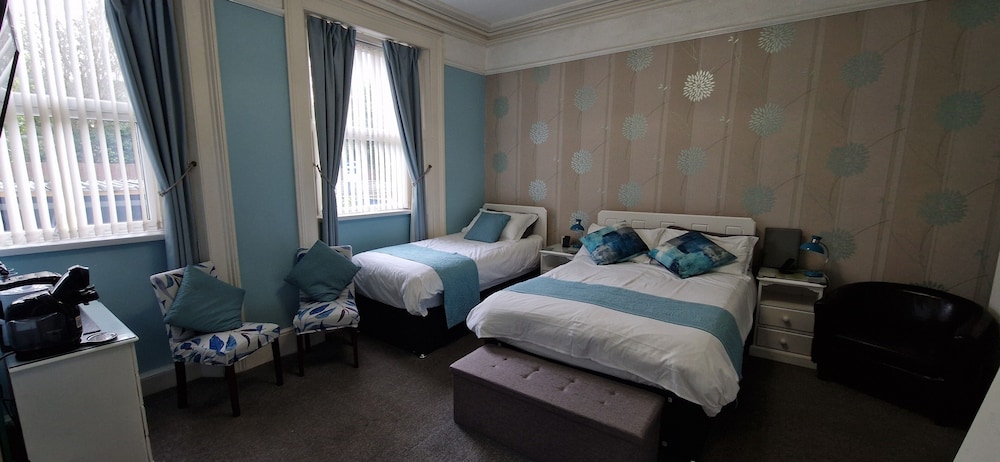 Family, Double and Twin Beds, Ambassador Guesthouse 2/7
