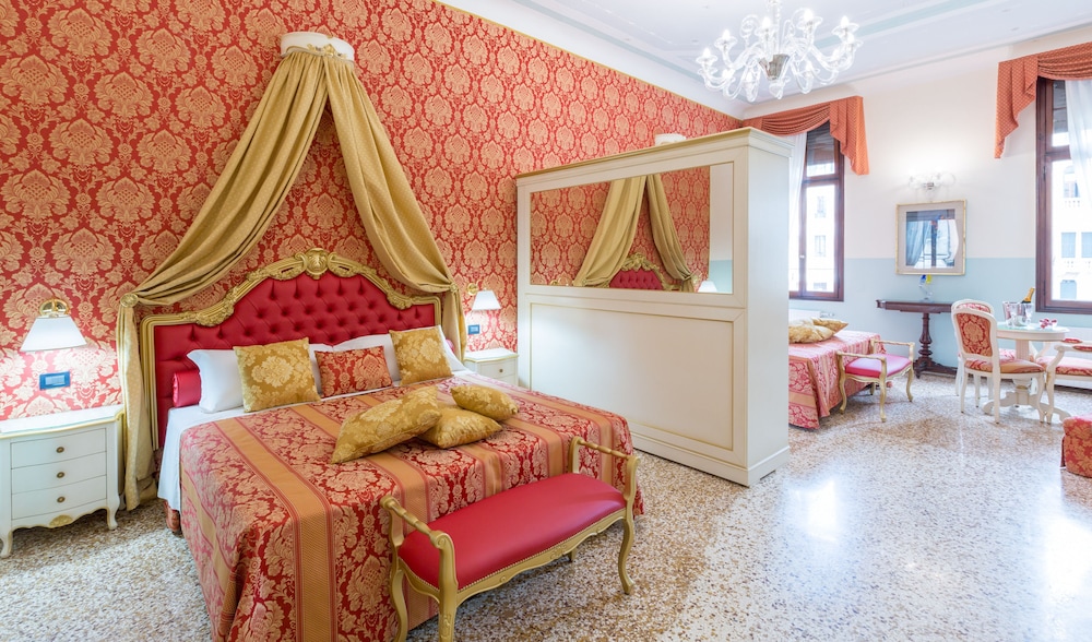 Friendly Venice Suites 29/48
